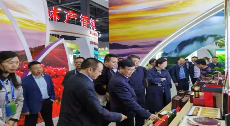 Para pemimpin dari Administrasi Kehutanan dan Padang Rumput Nasional dan Biro Kehutanan Provinsi Jiangxi memeriksa stan kami di Pameran Kehutanan Provinsi